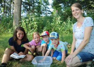 Kinder mit Umweltpädagogin bei Baumhoers Lippeauenblick