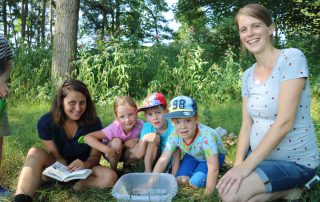 Kinder mit Umweltpädagogin bei Baumhoers Lippeauenblick
