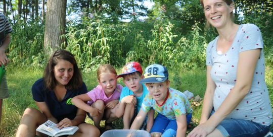 Kinder mit Umweltpädagogin bei Baumhoers Lippeauenblick